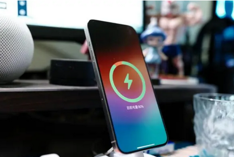 玛曲苹果15换屏服务分享用什么充电器给iPhone15充电更好 